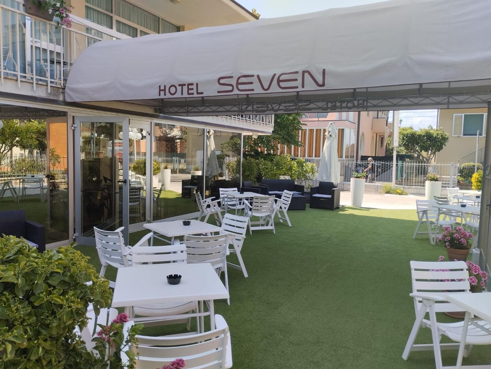 Hotel Seven Ρίμινι Εξωτερικό φωτογραφία